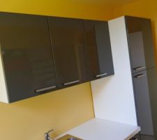 Pose des éléments de cuisine Ikéa dans le cellier