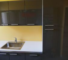 Pose des éléments de cuisine Ikéa dans le cellier