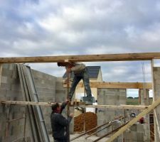 Team maçon en action élévation parpaings et linteaux en béton