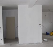 à gauche l'entrée; à droite, la cuisine