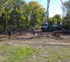 Trois camion toupie et un camion pompe pour couler les semelles filantes 
et notre constructeur chef de chantier qui veille au grain et verifie tout(mesures des ouvertures,ferraillage...)