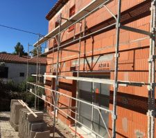 Jeudi les facadiers sont venus installés les échafaudages pour faire la façade mais il faut attendre que les maçons passent avant de commencer car nous avons le seuil de la porte d'entrée fissuré. Ils doivent la changer mais les maçons ne viennent pas depuis 3 semaines ?.
On espère que la semaine prochaine le chantier avancera un peu ?.
Je pense que le délai de livraison pour novembre ne sera pas tenu. On espère mi décembre !