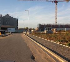 ..sur la droite les logements France Terre Pierreval , 38 logements collectifs, a gauche les 36 logement pour personnes âgées,  et des collectifs..