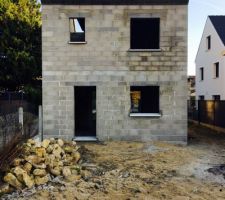Rebords de fenêtre ajoutés et mise en forme de la toiture pour fin de charpente - Façade avant