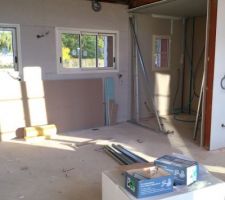 Coin cuisine avec fen&ecirc;tres coulissantes