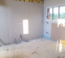 Coin cuisine avec fen&ecirc;tres coulissantes