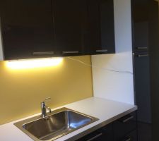 Eclairage LED sur &eacute;vier dans le cellier