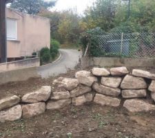 Enrochement suite- rebatir une partie du muret