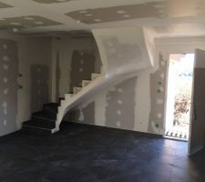 Finalement, garder le dessous de l'escalier ouvert nous apparait comme une bonne chose, cela donne une impression d'espace. Il ne manque plus que le garde corps d&eacute;sormais.