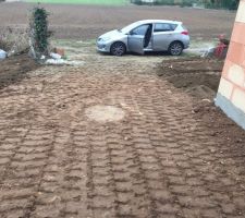 Il nous restera à faire la maçonnerie pour le portail coulissant. Selon le temps qu'il fera ça attendra le printemps ou sera fait par un maçon...