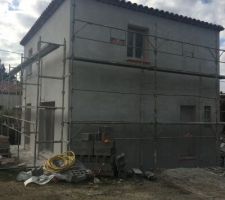 L'enduit de notre maison  a commencé... 
Quelques problèmes se posent : Ils ont fait cela avant d'avoir fait l'enduit isolant de notre vide sanitaire et avant d'avoir changé le seuil de porte cassée.. 
On commence à avoir des problèmes qui se cumulent. Les joies de la construction !!! ?