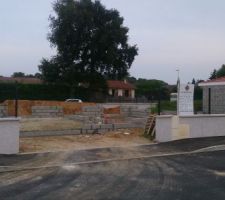 Les murs se montent, vue sur le parking du midi