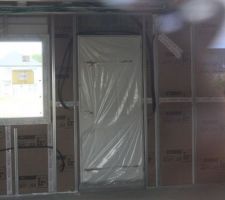 Photo de l'intérieur - vu sur la porte d'entrée ( pas très nette car prise du dehors)