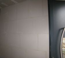 Mur à droite du hall (extérieur du cellier)