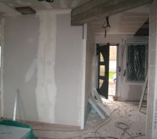 Hall d'entrée donnant sur séjour (en face, mur du cellier, cheminée)