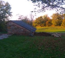 Mur de part et d autre du cabanon vu du jardin