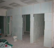 Les 4 portes donnant sur le couloir