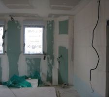 Cuisine fermée à droite par le mur du cellier