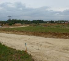 Enfin apr&egrave;s plusieurs mois &agrave; attendre qu'il se passe quelque chose sur les terrains, &ccedil;a y est enfin, en avril 2016 &ccedil;a bouge. Des routes se dessinent, des all&eacute;gros sont pos&eacute;s, y a du bruit, bref &ccedil;a sent bon le d&eacute;but, m&ecirc;me s'il faudra encore patienter jusqu'en octobre pour voir notre terrain d&eacute;finitivement viabilis&eacute;.