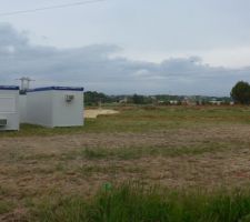 Enfin apr&egrave;s plusieurs mois &agrave; attendre qu'il se passe quelque chose sur les terrains, &ccedil;a y est enfin, en avril 2016 &ccedil;a bouge. Des routes se dessinent, des all&eacute;gros sont pos&eacute;s, y a du bruit, bref &ccedil;a sent bon le d&eacute;but, m&ecirc;me s'il faudra encore patienter jusqu'en octobre pour voir notre terrain d&eacute;finitivement viabilis&eacute;.