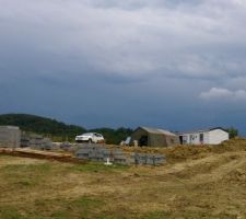 Terrassement terminé, première livraison de matériaux et déjà, les premiers déboires .... le 6x4 a bien faillit terminer dans le trou.
