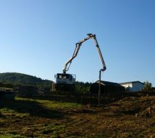 Coulage des fondations. Nous avons eu besoin d'une pompe à béton car les fondations du sous-sol étaient beaucoup trop éloignées du chemin pour pouvoir faire descendre une toupie .... et deuxième galère : une des toupie est tombée en panne avant d'arriver chez nous, 2 heures de retard et un béton dégueulasse à la livraison.