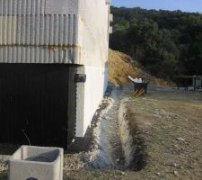 Drain en contrebas de la fondation