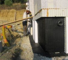 Mise en place des plaques drainantes qui protégeront la membrane d'étanchéité.