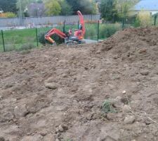 Le jardin prend forme! 
Future mur en traverses de bois pour donner une forme au terrain.
