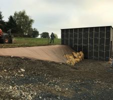 Et voila la dernière journée de la pelleteuse. avec mise en place de la bâche sur les talus