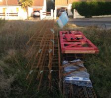 Du nouveau!! Livraison du ferraillage fin de semaine dernière, quel soulagement de voir qu'ils ne nous ont pas oubliés! Je commençais à bombarder le conducteur des travaux de mail. 
Ils ont fait l'implantation maison par la même occasion en plantant les 4 piquets, Ca fait plaisir!!! Vivement la mini pelle et le début du terrassement pour le vide sanitaire qui devrait intervenir autour du 10 Novembre.