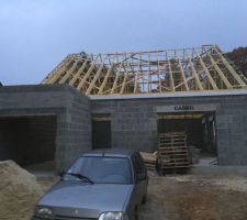 Charpente et toit plat du garage fait!