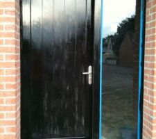 1ère couche de peinture sur la porte d'entrée