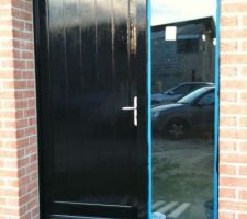 2ème couche de peinture sur la porte d'entrée