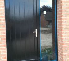 3ème couche de peinture sur la porte d'entrée