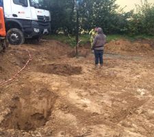 L'équipe en train de couler les plots béton, suivant l'étude de sol et l'étude béton.