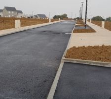 Avec les trottoirs et la route