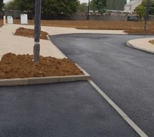 Vue de gauche trottoir et route pour l'instant toute propre, &ccedil;a va pas dur&eacute;e !!