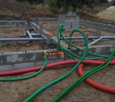 Les tuyaux pour l'eau et les câbles électriques