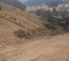 Le terrassier s'set attaque &agrave; la pente avec un peu d'inquietude