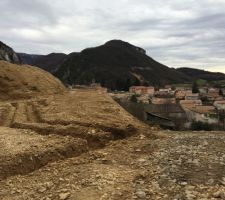Le terrain a pris forme
et fondations sont trac&eacute;es