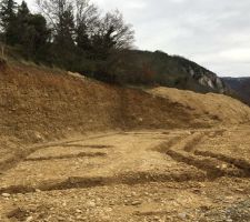 Le terrain a pris forme
et fondations sont trac&eacute;es