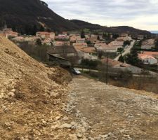 Le terrain impressionne le village ....
les badeaux sont nombreux