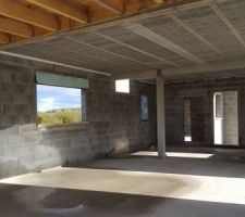 Vue de l'intérieur de la maison sans échafaudages