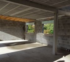 Vue de l'intérieur de la maison sans échafaudages