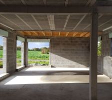 Vue de l'intérieur de la maison sans échafaudages