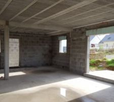 Vue de l'intérieur de la maison sans échafaudages