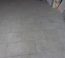L'eau de pluie ruisselle sue la porte du garage et rentre dedans !