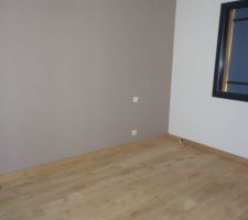 Peintue et parquet dans la chambre : ca avance !