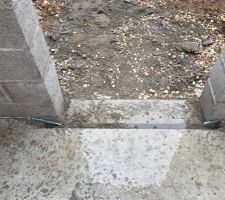 Dalle du garage fissurée au niveau de la porte de service réparée :-)